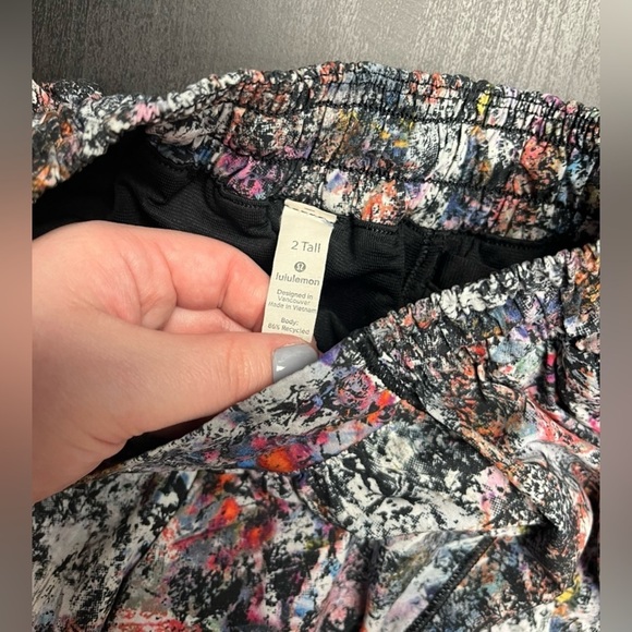 Lululemon Hotty Hot Short II *Long 4" - Sz 2 - Picture 3 of 7
